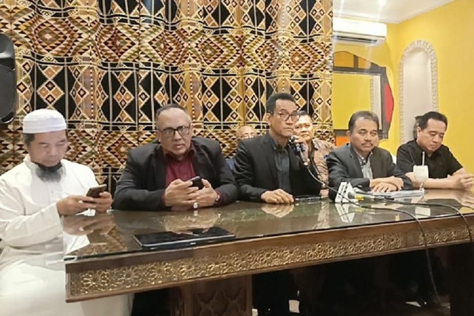 Roy Suryo Cs Kembali Surati Komisi III, Refly Harun: Sudah 3 Bulan Lebih Tidak Ada Tanggapan Roy Suryo Cs Kembali Surati Komisi III, Refly Harun: Sudah 3 Bulan Lebih Tidak Ada Tanggapan