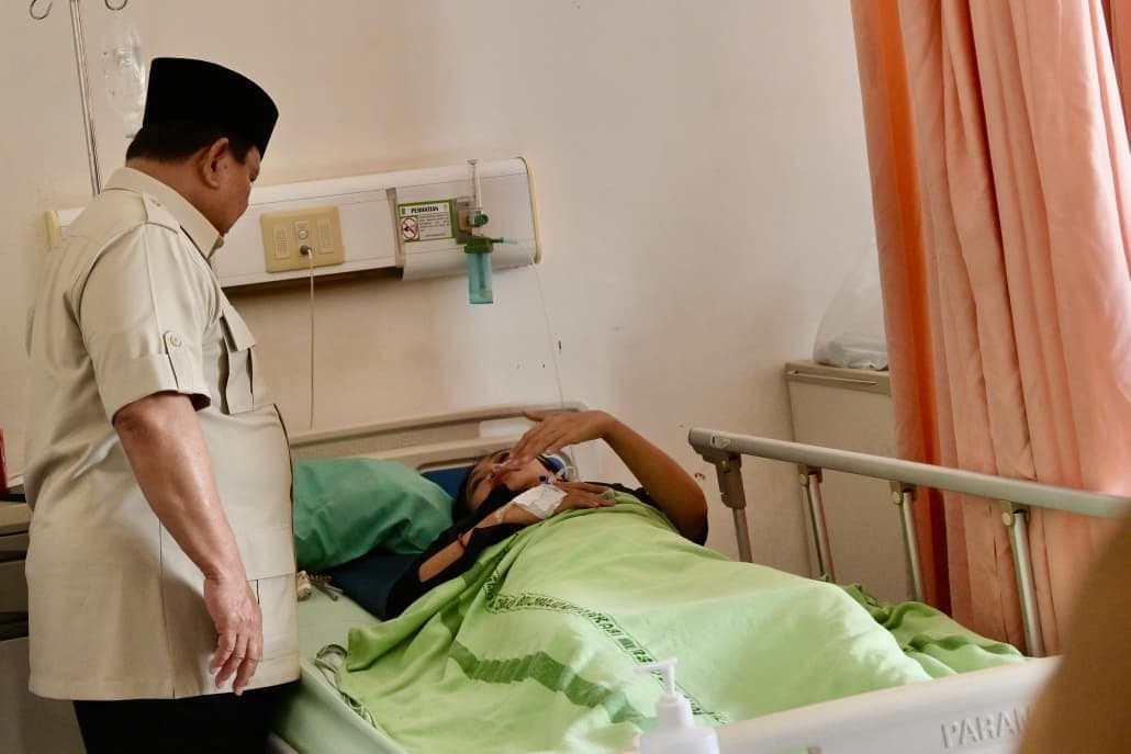 Momen Presiden Prabowo Kunjungi Korban Kecelakaan KA Argo Bromo Anggrek dengan KRL di RSUD Bekasi Momen Presiden Prabowo Kunjungi Korban Kecelakaan KA Argo Bromo Anggrek dengan KRL di RSUD Bekasi