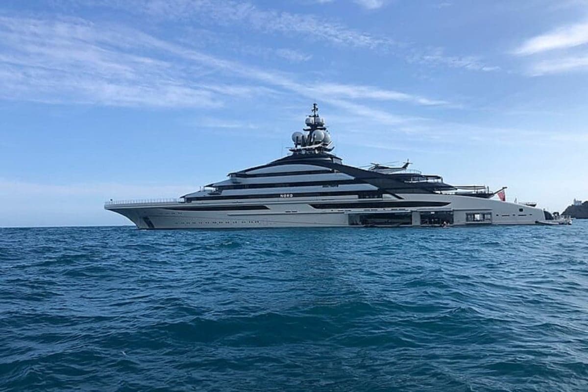 Kapal Pesiar Mewah Rusia Senilai Rp8,6 Triliun Tembus Blokade Selat Hormuz Kapal Pesiar Mewah Rusia Senilai Rp8,6 Triliun Tembus Blokade Selat Hormuz