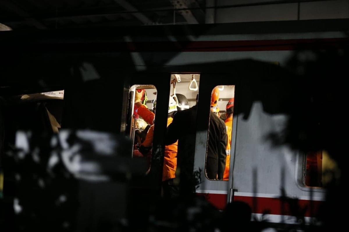 1 Korban yang Sempat Terjebak saat Tabrakan Kereta di Bekasi Berhasil Dievakuasi 1 Korban yang Sempat Terjebak saat Tabrakan Kereta di Bekasi Berhasil Dievakuasi