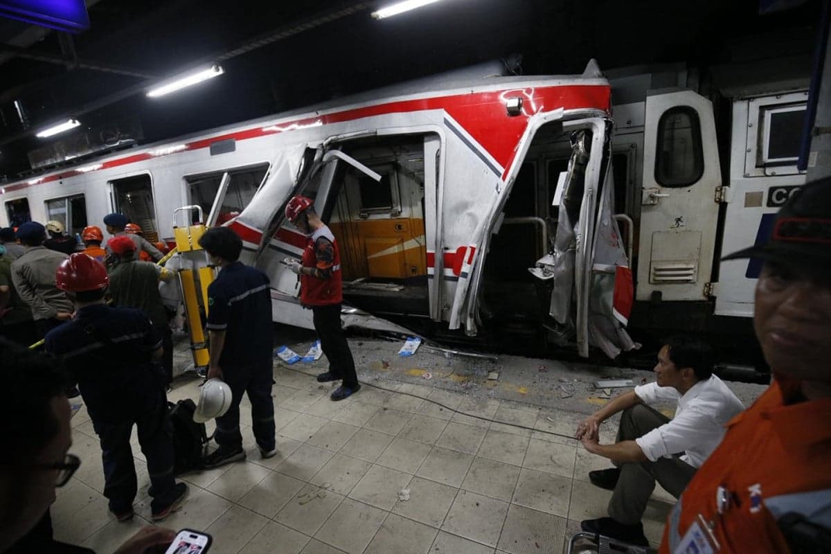 Dirut KAI Ungkap 6-7 Orang Masih Terjebak Akibat Insiden KA Argo Bromo Tabrak KRL Dirut KAI Ungkap 6-7 Orang Masih Terjebak Akibat Insiden KA Argo Bromo Tabrak KRL
