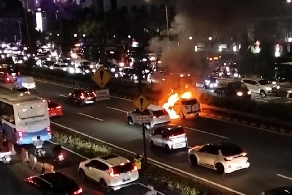 Mobil Terbakar di Tol Dalam Kota, Lalu Lintas Arah Cawang Macet Mobil Terbakar di Tol Dalam Kota, Lalu Lintas Arah Cawang Macet