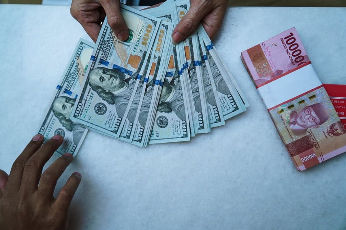 Rupiah Terpuruk ke Level Terendah Sepanjang Sejarah, Tembus Rp17.300 per Dolar AS Rupiah Terpuruk ke Level Terendah Sepanjang Sejarah, Tembus Rp17.300 per Dolar AS
