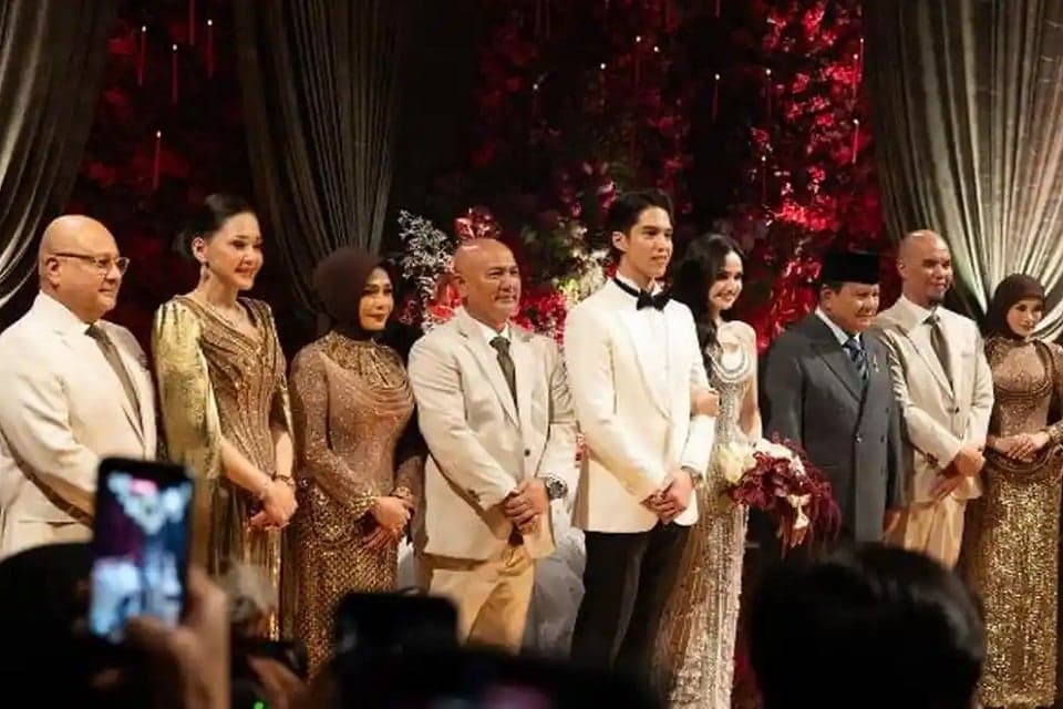 El Rumi Langgar Protokol Istana demi Satukan Ahmad Dhani dan Maia Estianty Foto Bareng Prabowo El Rumi Langgar Protokol Istana demi Satukan Ahmad Dhani dan Maia Estianty Foto Bareng Prabowo