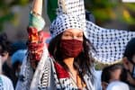 Apa Itu Keffiyeh yang Membuat Pemuda Palestina Ditembak di AS? Apa Itu Keffiyeh yang Membuat Pemuda Palestina Ditembak di AS?