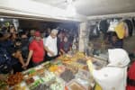 Blusukan ke Pasar Baru Balikpapan, Ganjar Dengarkan Curhat Pedagang soal Harga Bahan Pokok Blusukan ke Pasar Baru Balikpapan, Ganjar Dengarkan Curhat Pedagang soal Harga Bahan Pokok