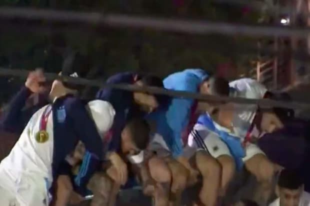 Astaga! Kepala Lionel Messi Nyaris Tersangkut Kabel Listrik saat Kirab Argentina Juara Piala Dunia 2022 Astaga! Kepala Lionel Messi Nyaris Tersangkut Kabel Listrik saat Kirab Argentina Juara Piala Dunia 2022