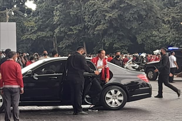 Jokowi Pakai Jaket Timnas Indonesia Datang di SUGBK Dukung Perjuangan Marc Klok Cs Jokowi Pakai Jaket Timnas Indonesia Datang di SUGBK Dukung Perjuangan Marc Klok Cs