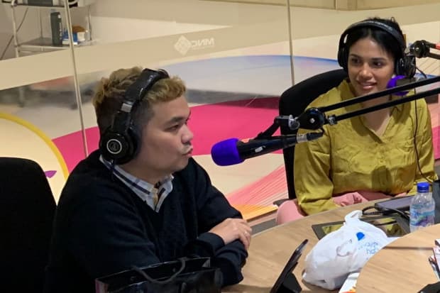 Gelar Doa Bersama, V Radio Beberkan Kronologi Lengkap Indra Bekti Tak Sadarkan Diri Gelar Doa Bersama, V Radio Beberkan Kronologi Lengkap Indra Bekti Tak Sadarkan Diri