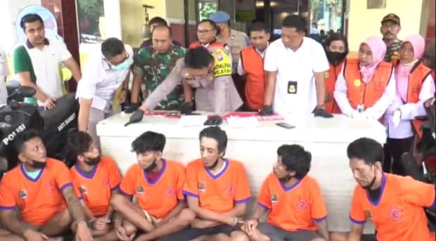 Jelang Tahun Baru, Polisi Tangkap 6 Pengedar Narkoba di Surabaya Jelang Tahun Baru, Polisi Tangkap 6 Pengedar Narkoba di Surabaya