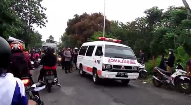 Gadis Ini Menangis Histeris saat Menyaksikan Ayahnya Tewas Mengenaskan di Jalan Gadis Ini Menangis Histeris saat Menyaksikan Ayahnya Tewas Mengenaskan di Jalan