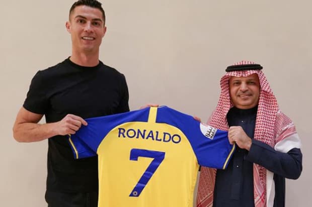 Resmi Gabung Al-Nassr, Gaji Ronaldo Mencapai Rp3,3 Triliun Resmi Gabung Al-Nassr, Gaji Ronaldo Mencapai Rp3,3 Triliun