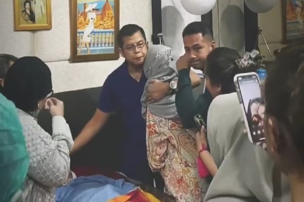 Raffi Ahmad dan Nagita Slavina Dampingi Mami Popon saat Meninggal Dunia Raffi Ahmad dan Nagita Slavina Dampingi Mami Popon saat Meninggal Dunia