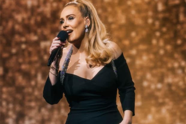 Adele Terharu Kedatangan Penggemar Asal Indonesia dalam Konsernya di Las Vegas Adele Terharu Kedatangan Penggemar Asal Indonesia dalam Konsernya di Las Vegas