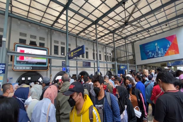 Imbas Banjir Semarang, Penumpang Kereta Api Menumpuk di Stasiun Pasar Senen Imbas Banjir Semarang, Penumpang Kereta Api Menumpuk di Stasiun Pasar Senen