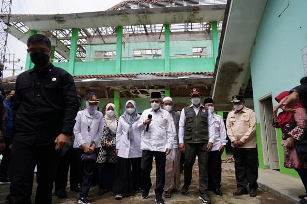 Wapres Serahkan Bantuan Rp7,1 Miliar kepada Korban Gempa Cianjur Wapres Serahkan Bantuan Rp7,1 Miliar kepada Korban Gempa Cianjur