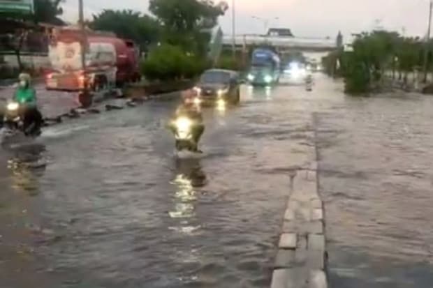 Banjir Semarang Mulai Surut, Kendaraan Bisa Melintasi Jalan Raya Kaligawe Banjir Semarang Mulai Surut, Kendaraan Bisa Melintasi Jalan Raya Kaligawe