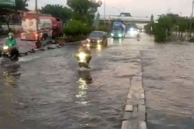 Banjir Semarang Mulai Surut, Kendaraan Bisa Melintasi Jalan Raya Kaligawe
