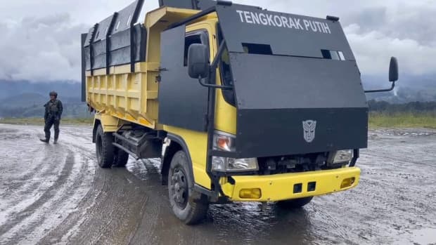 Fuso Canter Autobot Tengkorak Putih Jadi Andalan Yonif Raider 303 Kostrad di Papua Fuso Canter Autobot Tengkorak Putih Jadi Andalan Yonif Raider 303 Kostrad di Papua