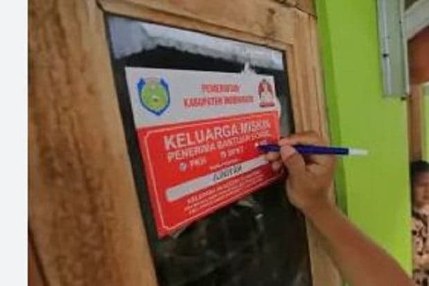 Malu Rumahnya Ditempeli Stiker Keluarga Miskin, Ratusan Penerima Bansos di Blitar Mundur Malu Rumahnya Ditempeli Stiker Keluarga Miskin, Ratusan Penerima Bansos di Blitar Mundur