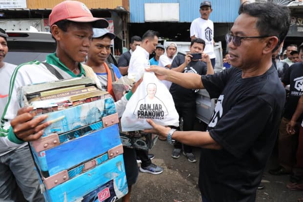 Gardu Ganjar Banten Bagikan Ribuan Sembako ke Pedagang Pasar Gardu Ganjar Banten Bagikan Ribuan Sembako ke Pedagang Pasar