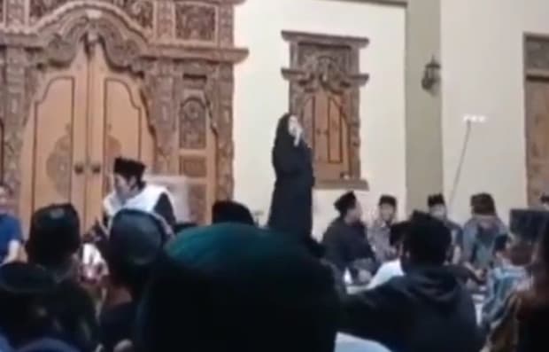 Zaman Edan! Biduan Nyanyi Dangdut Sambil Joget di Mimbar Pengajian Zaman Edan! Biduan Nyanyi Dangdut Sambil Joget di Mimbar Pengajian