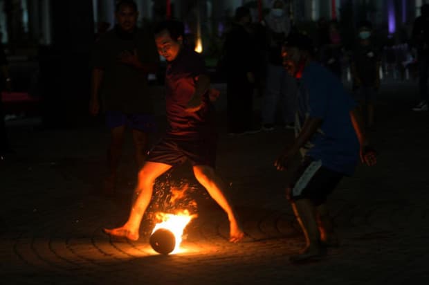 5 Peribahasa Memuat Kata Api, Nomor 4 Bermakna Sengaja Mencari Bahaya 5 Peribahasa Memuat Kata Api, Nomor 4 Bermakna Sengaja Mencari Bahaya