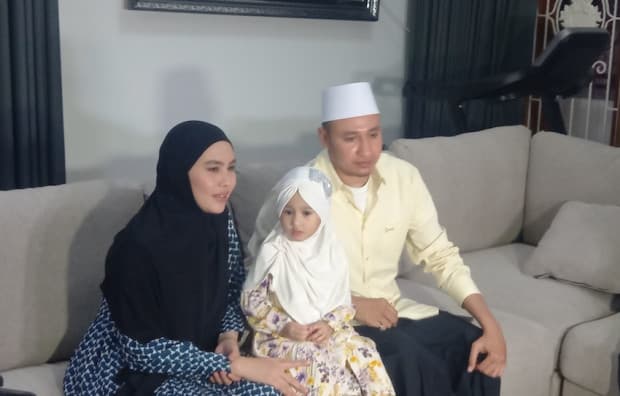 Kartika Putri Klarifikasi soal Anaknya Sebut Feni Rose Pakai Baju Seksi: Kita Minta Maaf Kartika Putri Klarifikasi soal Anaknya Sebut Feni Rose Pakai Baju Seksi: Kita Minta Maaf