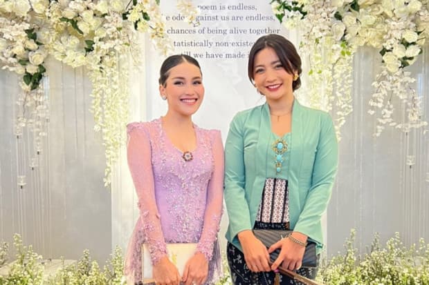 Demi Tampil Cantik di Pernikahan Kiky Saputri, Hesti Purwadinata Nyasak Rambut dari Subuh Demi Tampil Cantik di Pernikahan Kiky Saputri, Hesti Purwadinata Nyasak Rambut dari Subuh