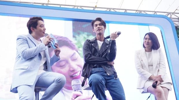 Sapa Fans Indonesia, Bright Vachirawit Nyanyi Sambil Main Lato-Lato Sapa Fans Indonesia, Bright Vachirawit Nyanyi Sambil Main Lato-Lato