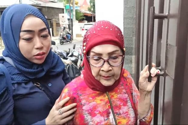 Kunjungi Rumah Venna Melinda, Ibu Ferry Irawan Ngaku Tak Dibukakan Pintu Kunjungi Rumah Venna Melinda, Ibu Ferry Irawan Ngaku Tak Dibukakan Pintu