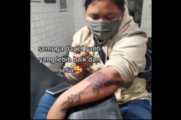 Viral! Video Ngenes Wanita Menato Tangannya dengan Nama Pacar Lalu Diputusin Viral! Video Ngenes Wanita Menato Tangannya dengan Nama Pacar Lalu Diputusin