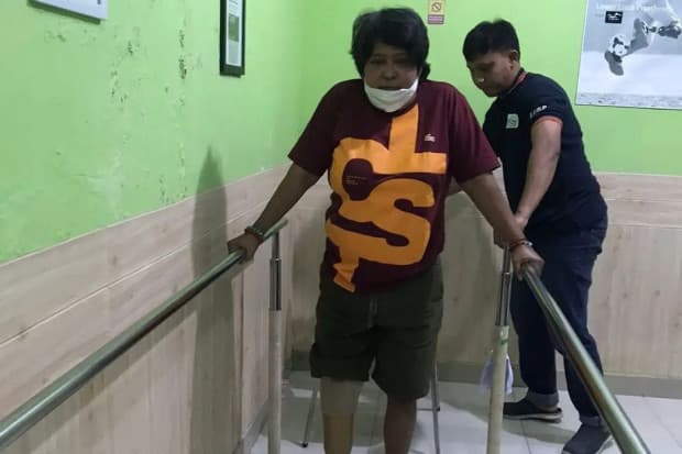 Suti Karno Pakai Kaki Palsu usai Diamputasi karena Diabetes, Kini Bisa Berdiri Suti Karno Pakai Kaki Palsu usai Diamputasi karena Diabetes, Kini Bisa Berdiri