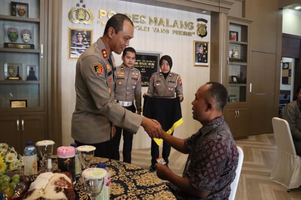 Polres Malang Terima Kunjungan Keluarga Korban Tragedi Kanjuruhan Polres Malang Terima Kunjungan Keluarga Korban Tragedi Kanjuruhan