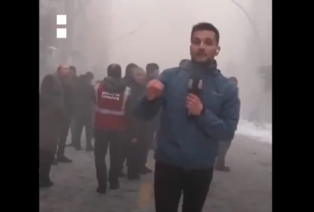 Detik-detik Gedung Roboh Akibat Gempa Terekam Siaran Langsung TV, Mirip Serangan Rudal Detik-detik Gedung Roboh Akibat Gempa Terekam Siaran Langsung TV, Mirip Serangan Rudal