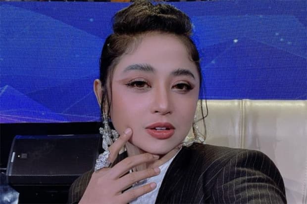 Dewi Perssik Ngaku Sudah Dilamar Pilot: Dia Gentle, Langsung Datang ke Ibu Aku Dewi Perssik Ngaku Sudah Dilamar Pilot: Dia Gentle, Langsung Datang ke Ibu Aku