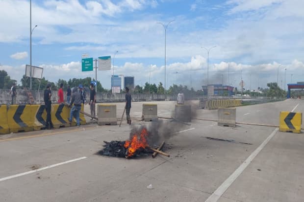 Warga Bakar Ban dan Tutup Gerbang Tol Jatikarya Bekasi Warga Bakar Ban dan Tutup Gerbang Tol Jatikarya Bekasi