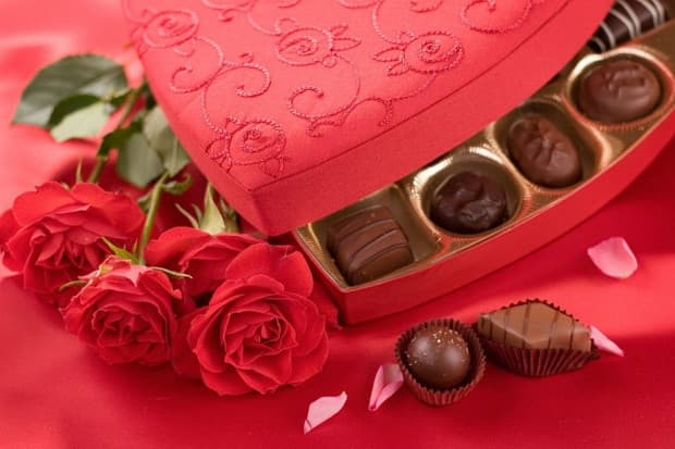 Kenapa Hari Valentine Identik dengan Cokelat dan Mawar Merah? Ini Alasannya Kenapa Hari Valentine Identik dengan Cokelat dan Mawar Merah? Ini Alasannya