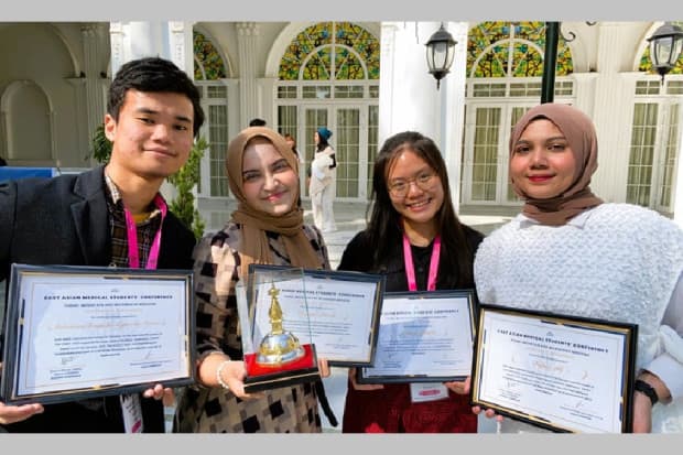 Mahasiswa FKUI Juara 2 Ajang International East Asian Medical Students Conference 2023 di Nepal Mahasiswa FKUI Juara 2 Ajang International East Asian Medical Students Conference 2023 di Nepal