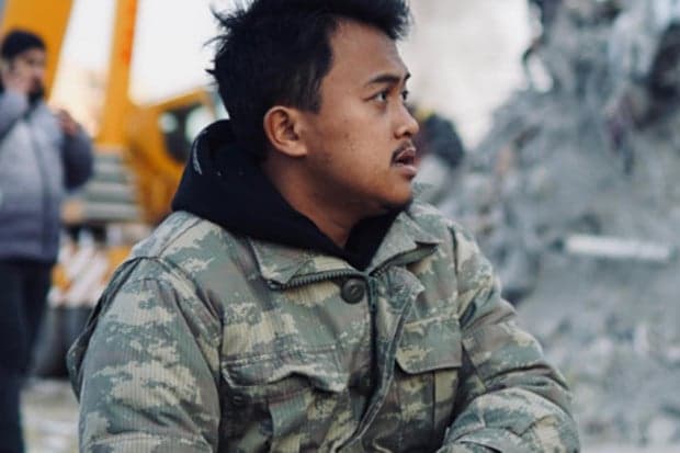 Profil Hasan JR, Youtuber Indonesia yang Langsung Terbang ke Turki Bagikan Makanan dan Pakaian untuk Korban Gempa Profil Hasan JR, Youtuber Indonesia yang Langsung Terbang ke Turki Bagikan Makanan dan Pakaian untuk Korban Gempa