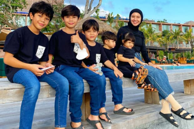 5 Artis Cantik yang Menikah dengan Pengusaha Tambang, Nomor 4 Punyak Banyak Anak 5 Artis Cantik yang Menikah dengan Pengusaha Tambang, Nomor 4 Punyak Banyak Anak