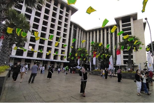 Warga Jakarta Antusias Hadiri Peringatan Isra Miraj di Masjid Istiqlal Warga Jakarta Antusias Hadiri Peringatan Isra Miraj di Masjid Istiqlal