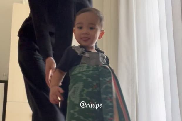 Rayyanza Mulai Diajari Gerakan Salat, Warganet: Masya Allah Didikan Sus Rini Mantap Rayyanza Mulai Diajari Gerakan Salat, Warganet: Masya Allah Didikan Sus Rini Mantap