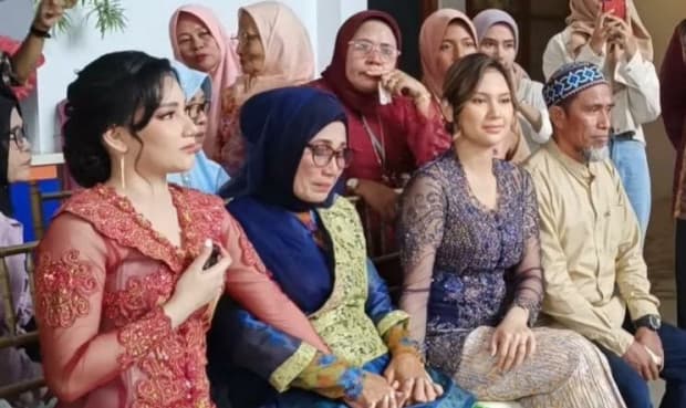Indah Permatasari Hadiri Pernikahan Adik Tanpa Didampingi sang Suami, Arie Kriting: Lagi Ada Kerjaan Indah Permatasari Hadiri Pernikahan Adik Tanpa Didampingi sang Suami, Arie Kriting: Lagi Ada Kerjaan