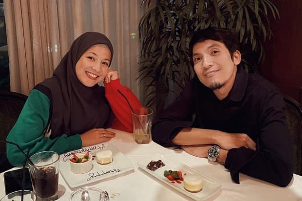 5 Artis Indonesia yang Menikahi Pasangan Beda Usia sangat Jauh, Nomor 4 Berjarak 17 Tahun 5 Artis Indonesia yang Menikahi Pasangan Beda Usia sangat Jauh, Nomor 4 Berjarak 17 Tahun