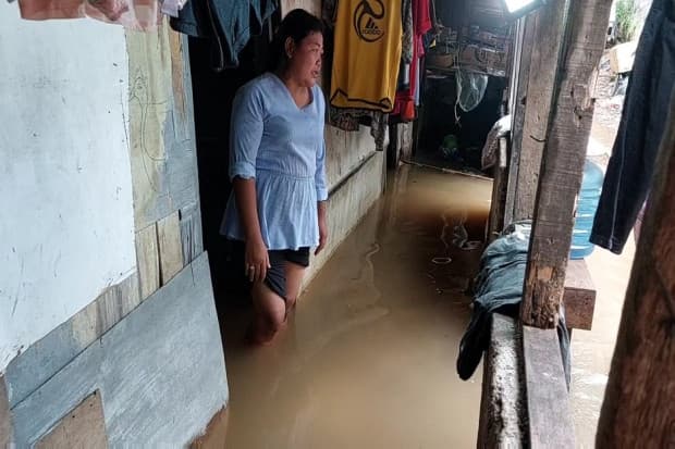 Sudah 5 Hari Terendam Banjir, Warga Pondok Kopi Mengaku Pasrah Sudah 5 Hari Terendam Banjir, Warga Pondok Kopi Mengaku Pasrah