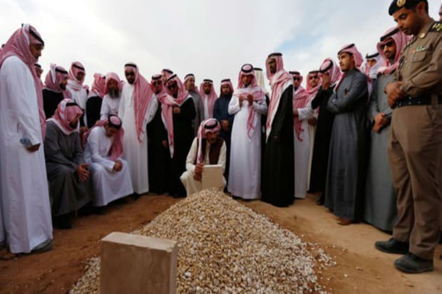 Hukum Memakai Sandal di Pekuburan, Begini Pendapat 4 Mazhab Hukum Memakai Sandal di Pekuburan, Begini Pendapat 4 Mazhab