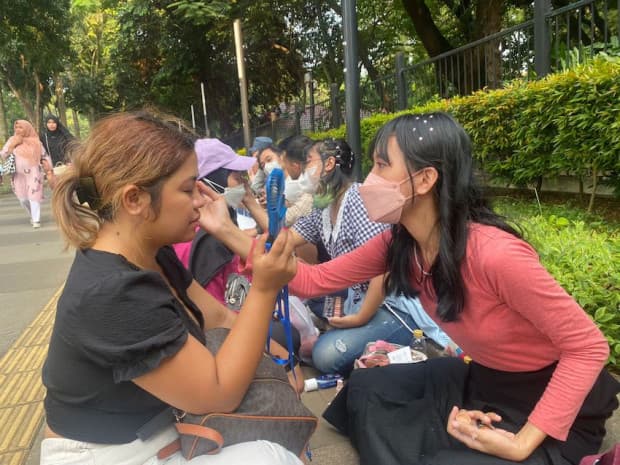 Konser BLACKPINK Bawa Berkah, Pedagang hingga Jasa Makeup Eye Glitter Raup Untung Konser BLACKPINK Bawa Berkah, Pedagang hingga Jasa Makeup Eye Glitter Raup Untung