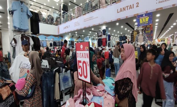 Lebarkan Sayap, Ria Busana Kini Hadir di Karawang Lebarkan Sayap, Ria Busana Kini Hadir di Karawang