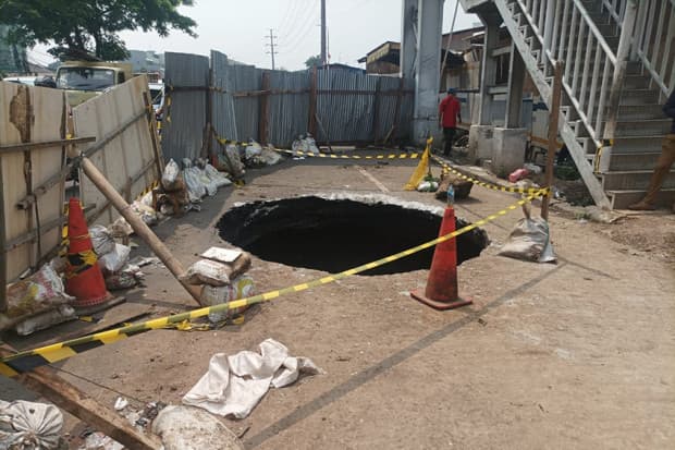 Awas! Jalan Daan Mogot Ambles, Lalin Arah Cengkareng Macet Awas! Jalan Daan Mogot Ambles, Lalin Arah Cengkareng Macet